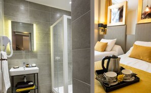 Superior Twin Room | Bathroom | Shower, hair dryer, towels, shampoo - Pratic Hotel (Paris)