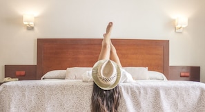 Minibar, in-room safe, desk, blackout curtains - Hotel Torremar – Mares (Velez-Malaga)