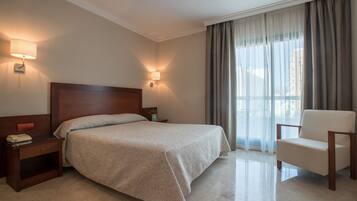 Minibar, coffres-forts dans les chambres, bureau, rideaux occultants