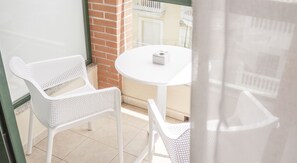 Minibar, caja de seguridad en la habitación y escritorio 