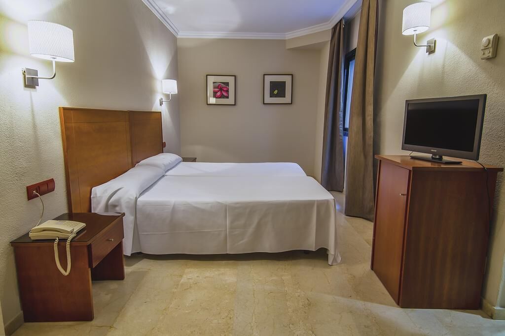 Minibar, caja de seguridad en la habitación y escritorio 