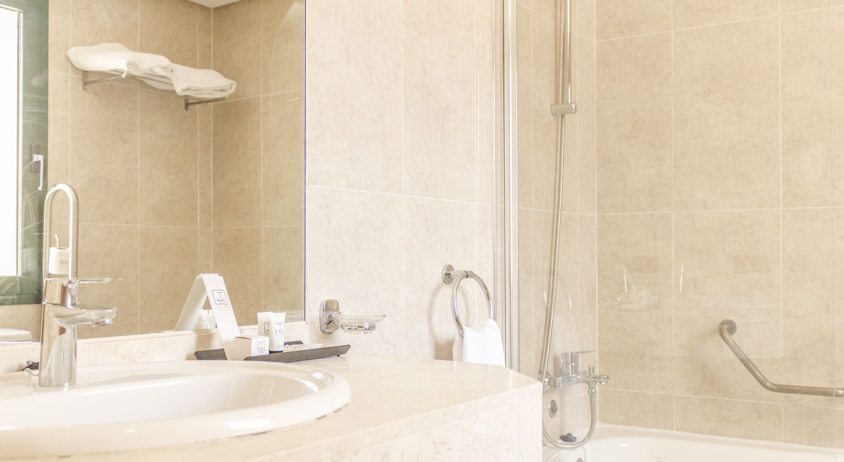 bathtub, deep-soaking bathtub, free toiletries, hair dryer