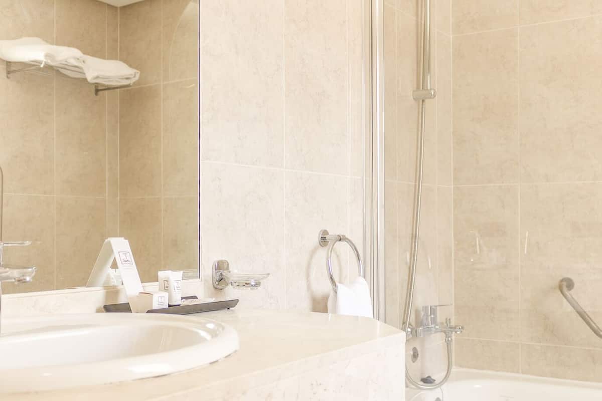 bathtub, deep-soaking bathtub, free toiletries, hair dryer