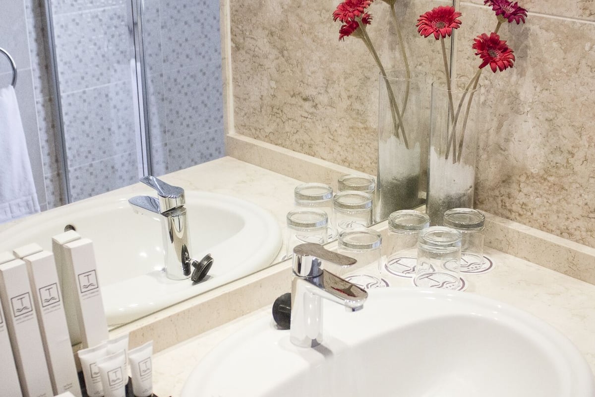 bathtub, deep-soaking bathtub, free toiletries, hair dryer