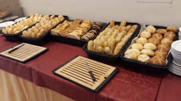 Dagelijks ontbijtbuffet (EUR 8 per persoon)
