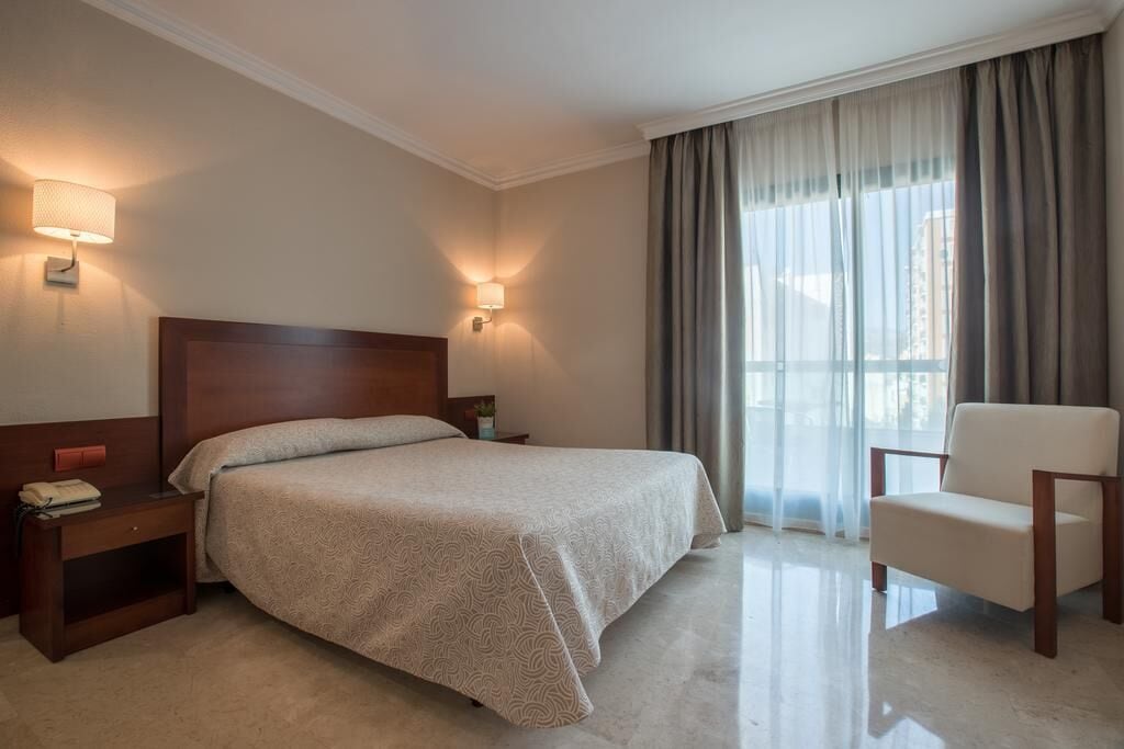 Minibar, caja de seguridad en la habitación y escritorio 