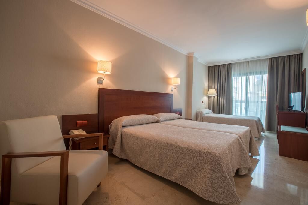 Minibar, caja de seguridad en la habitación y escritorio 