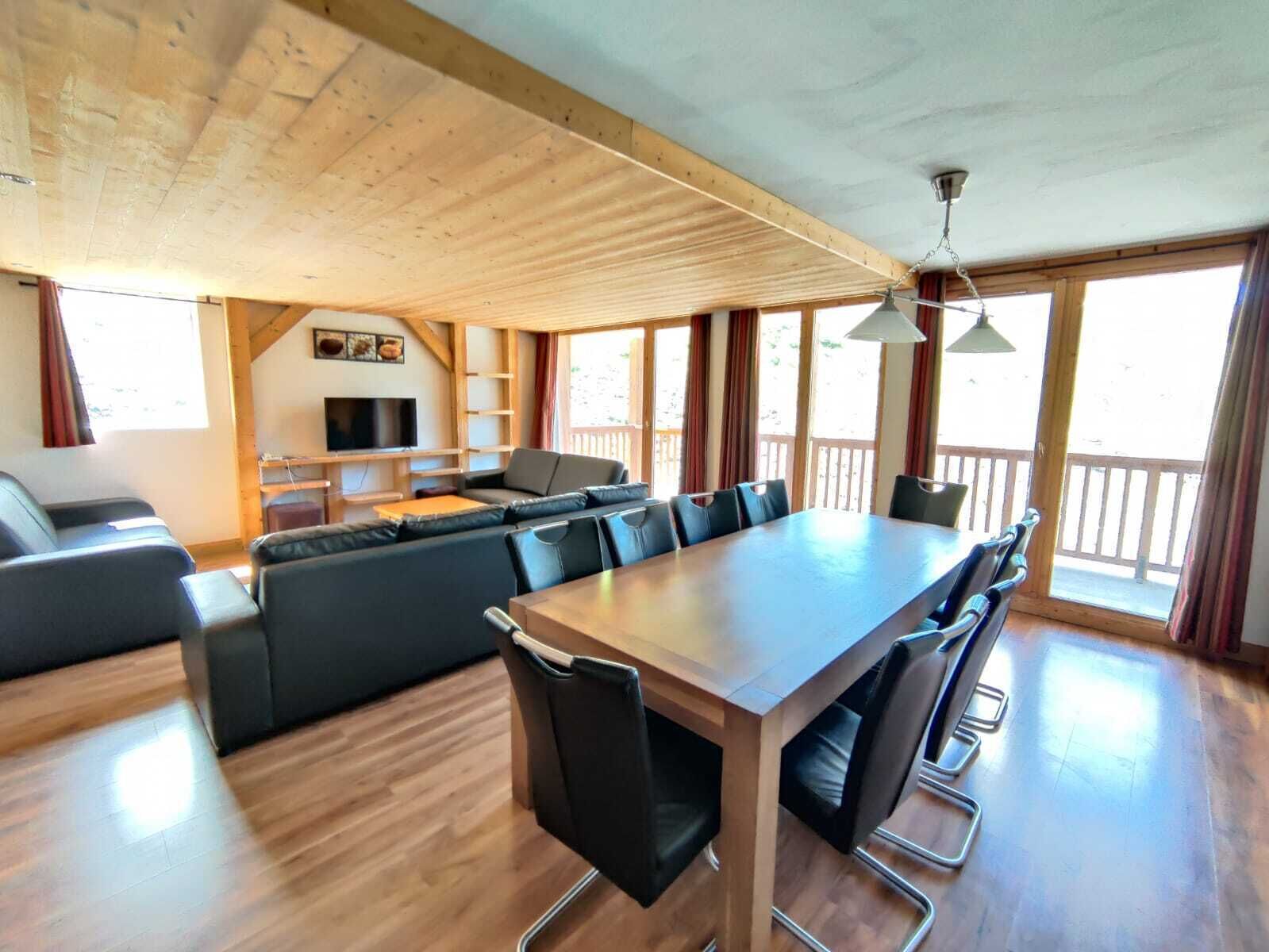 Apartment, 3 bedrooms + cabin | Oleskelualue | Taulutelevisio