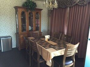 Exclusive Suite, 2 Bedrooms, Kitchen | In-room dining - Oakridge Inn (Oak View)