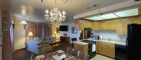 Suite exclusiva, 2 habitaciones, cocina | Decoración personalizada, muebles diferentes y cortinas blackout