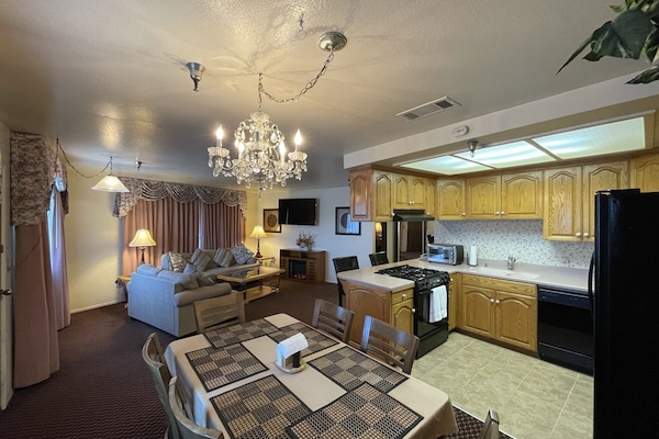 Suíte exclusiva, 2 quartos, cozinha | Individualmente decorados, individualmente mobiliados, cortinas blackout