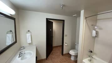 Ensemble douche/baignoire, articles de toilette gratuits, sèche-cheveux