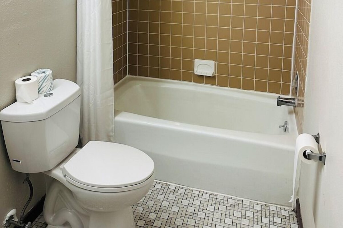 Un baño con inodoro, ducha y bañera.