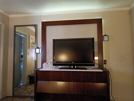 Suite de lujo, 1 cama de matrimonio grande | Caja fuerte, escritorio, tabla de planchar con plancha y wifi gratis