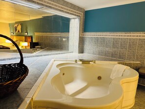 Suite Mewah, 1 Tempat Tidur King | Brankas, meja kerja, setrika/meja setrika, dan Wi-Fi gratis
