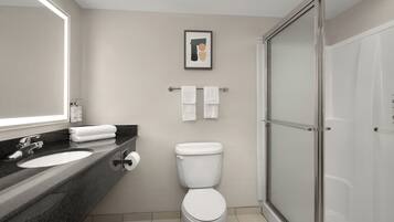 Combined shower/bathtub, hair dryer, towels