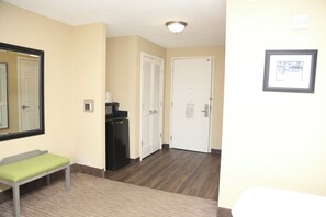 In-room safe, individually decorated, individually furnished, desk - Holiday Inn Santee by IHG (Santee)