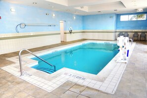 Inomhuspool med öppettider 08.00 till 22.00, och solstolar