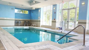 Piscina coperta, con ingresso dalle 08:00 alle 22:00, lettini