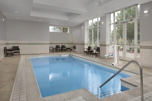 Una piscina cubierta (de 08:00 a 22:00), tumbonas