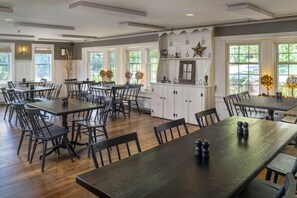 Breakfast and dinner served, American cuisine - Christmas Farm Inn and Spa (Jackson)