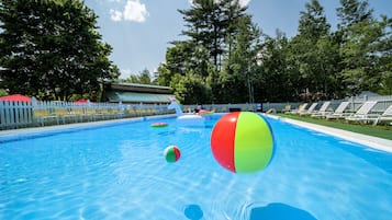 Alberca techada, alberca al aire libre por temporada y camastros