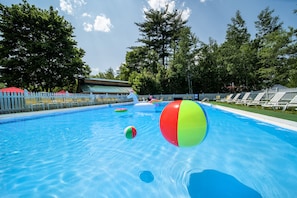 Innenpool, Außenpool (je nach Saison geöffnet), Liegestühle