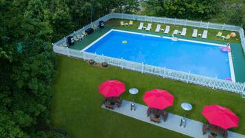 Una piscina techada, una piscina al aire libre de temporada