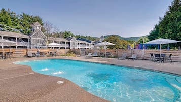 Een binnenzwembad en een seizoensgebonden buitenzwembad