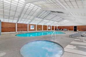 Indoor pool, seasonal outdoor pool, pool umbrellas, pool loungers - The Green Granite North Conway, an Ascend Collection Hotel (North Conway)