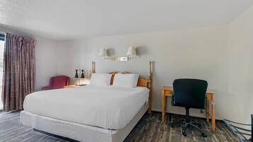 Muebles diferentes, cortinas blackout y tabla de planchar con plancha