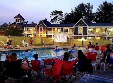 Una piscina techada, una piscina al aire libre de temporada, sombrillas