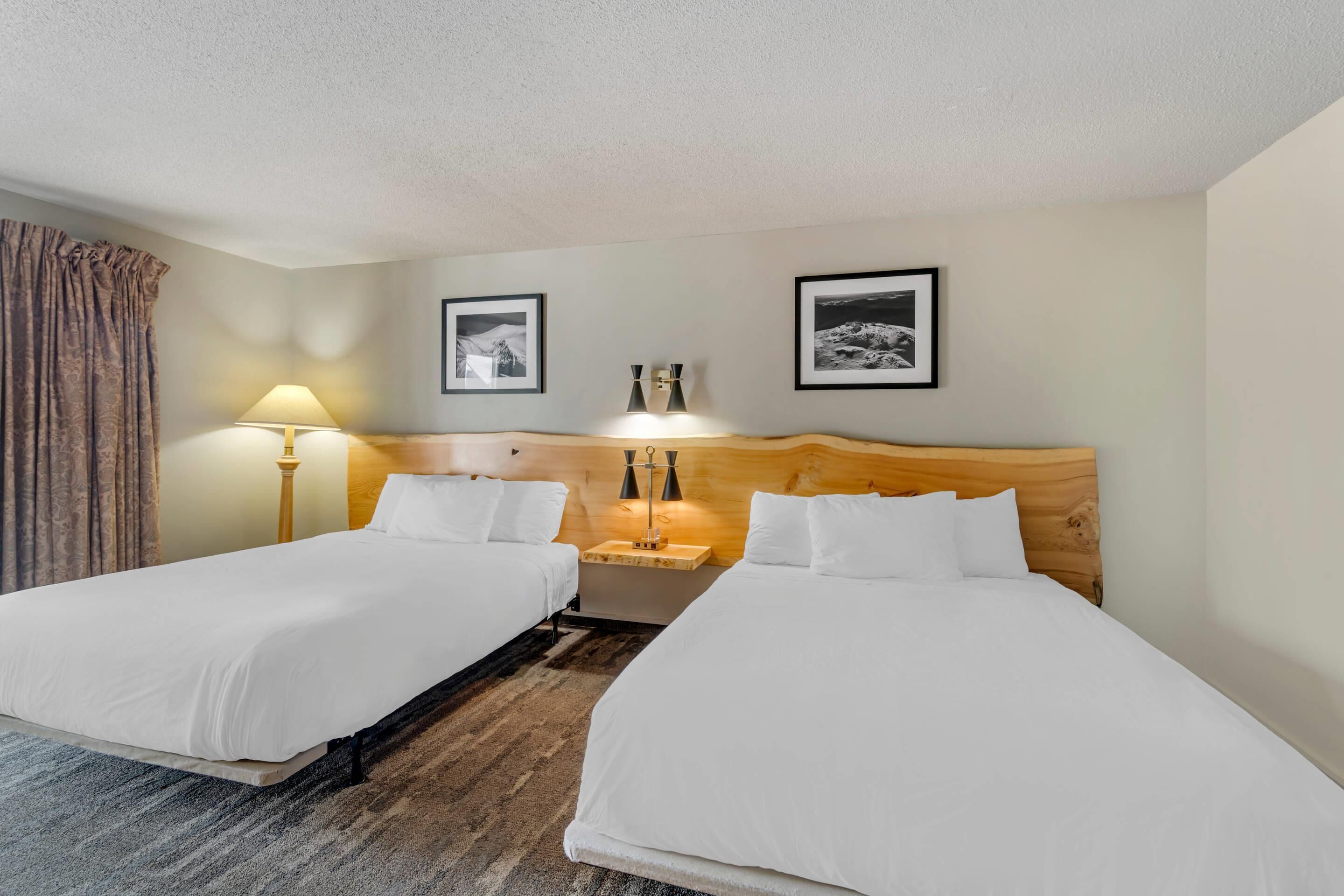 Dilengkapi dengan perabotan berbeda-beda dan tirai kedap cahaya