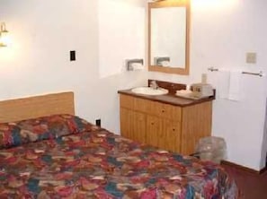 Room, 1 Queen Bed | Alarm clocks