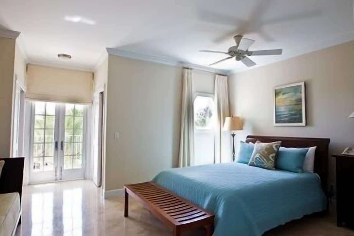 1 Bedroom Ocean Front Deluxe Villa | Een kluis op de kamer, individueel gedecoreerd, individueel gemeubileerd