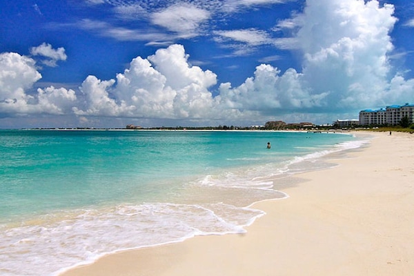 Plage, sable blanc, parasols, serviettes de plage