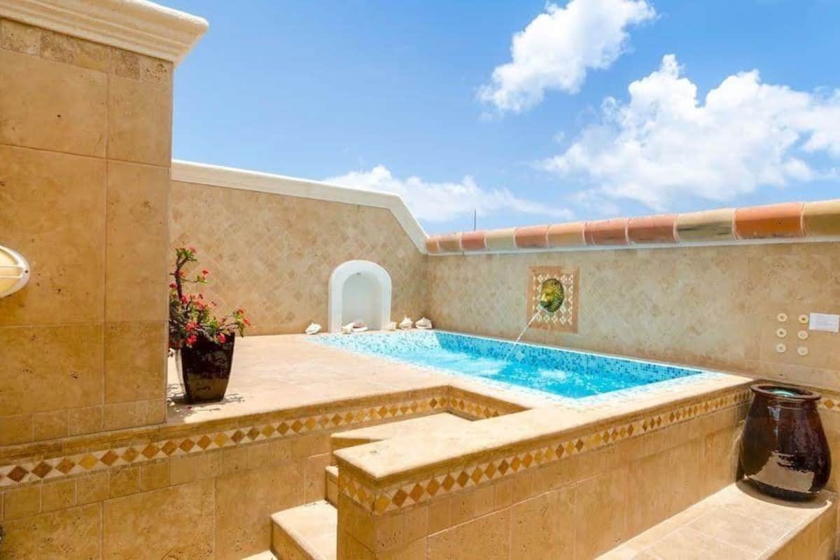 2 Bedroom Ocean Front Exclusive Penthouse Villa | Een kluis op de kamer, individueel gedecoreerd, individueel gemeubileerd