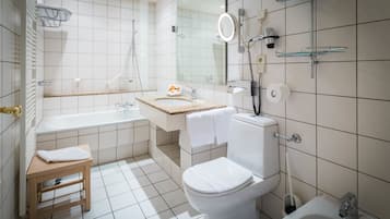 Un baño moderno con bañera, inodoro y ducha.
