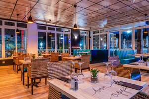 2 restauranter; severer morgenmad og lokale og internationale retter