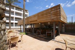 Bar junto a la piscina