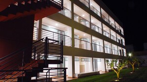 Un edificio de varios pisos con una escalera que conduce a la entrada.