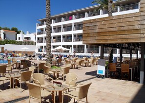 Bar en bord de piscine