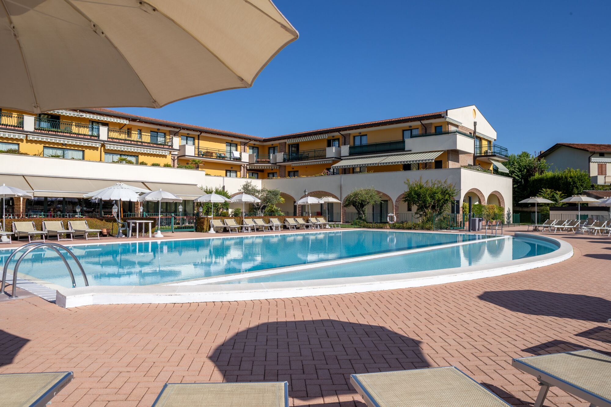 3 piscines extérieures, parasols de plage, chaises longues