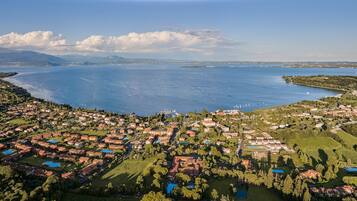 Une vue aérienne d’une ville côtière, avec des quartiers résidentiels, une marina et une vaste étendue d’eau.