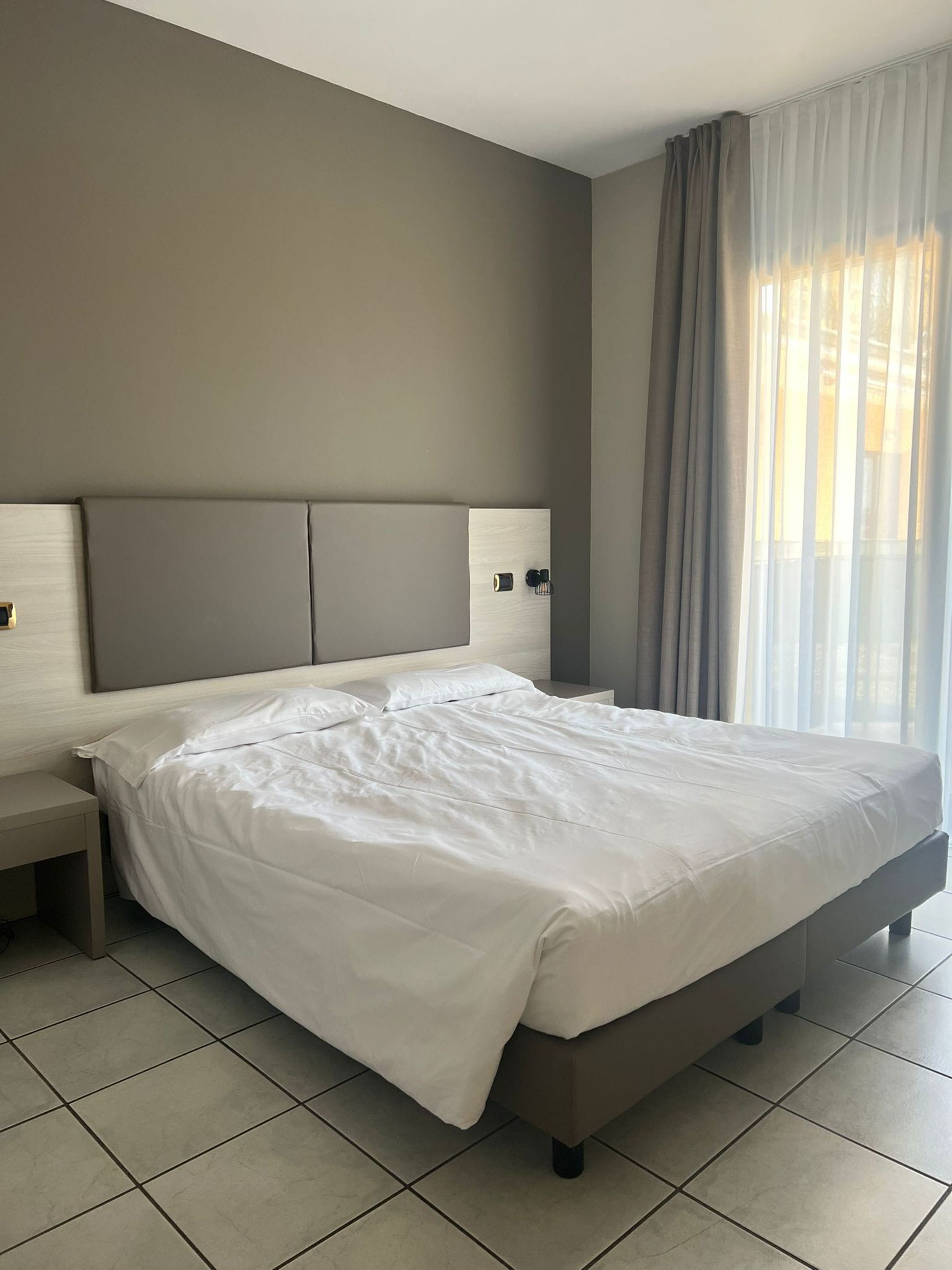 Luxe beddengoed, donsdekens, een kluis op de kamer