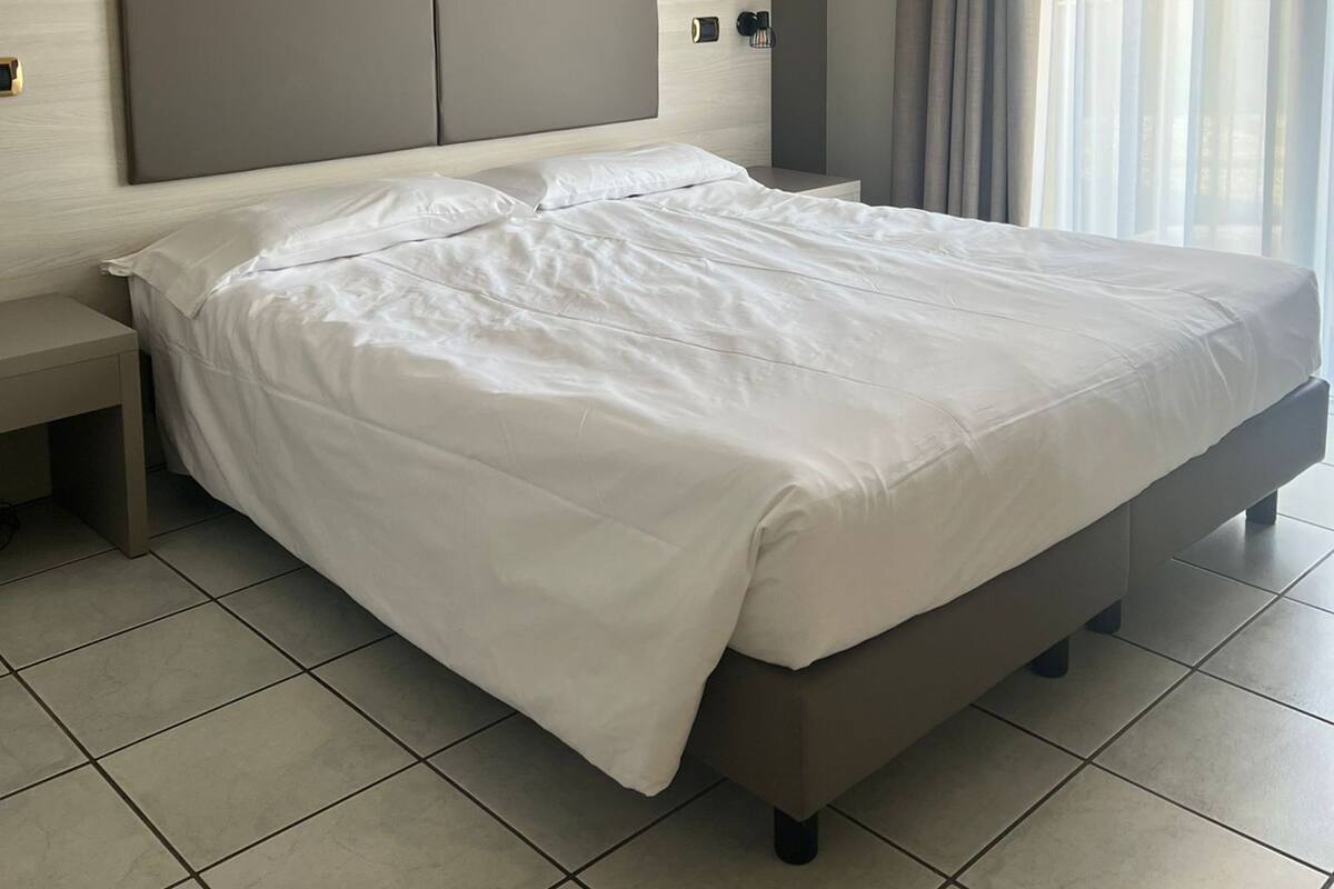 Hochwertige Bettwaren, Daunenbettdecken, Zimmersafe, Schreibtisch