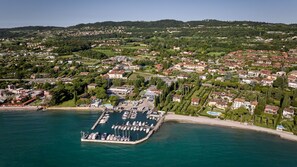 City view from property - Le Terrazze Sul Lago Residence & Hotel (Padenghe sul Garda)