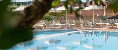 3 piscinas al aire libre, sombrillas, sillones reclinables de piscina