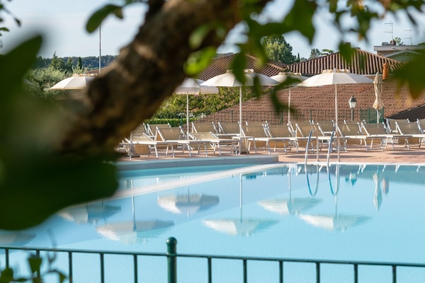 3 piscinas externas, funciona das 8h às 19h, guarda-sóis