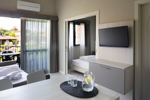 Standaard suite, 1 slaapkamer, terras | Woonruimte | Een 27-inch flatscreentelevisie met digitale zenders en televisie